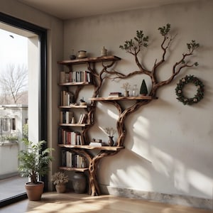 Könnte beinhalten: Einzigartiges Bücherregal aus Holz in Form eines Baumes, mit mehreren Regalen für Bücher und Dekorationsgegenstände. Die baumartige Struktur ist an einer neutralfarbenen Wand befestigt, ergänzt durch einen Kranz und eine Topfpflanze.
