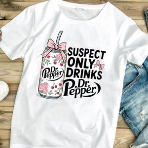 Shirt Suspect Only Drinks Pepper | Grappig T-shirt Soda Lover | Op Dr Pepper geïnspireerd T-shirt met print | Vintage frisdrank-T-shirt voor fans