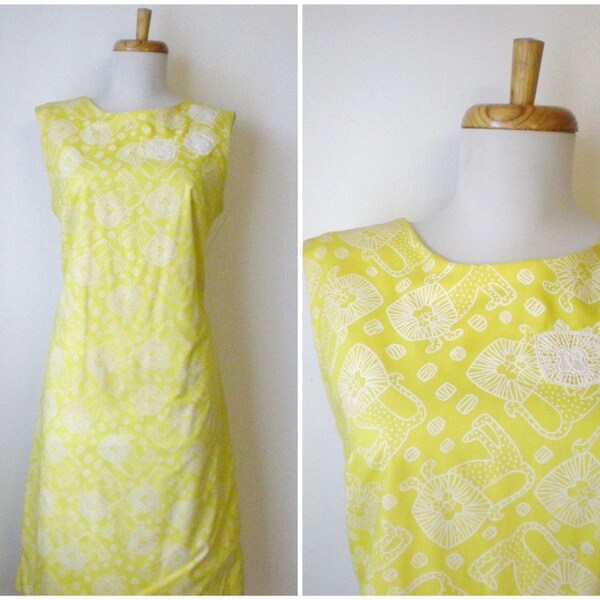 vintage 1960s shift dress // vintage 60s Zirkuslöwe yellow novelty print lion shift dress