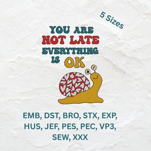 Puede incluir: Un diseño caprichoso con un caracol amarillo y una concha estampada con corazones rojos. El texto "YOU ARE NOT LATE EVERYTHING IS OK" se muestra encima del caracol en una fuente retro. La imagen también incluye el texto "5 Sizes" y formatos de archivos de bordado.