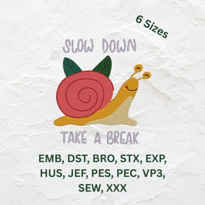 Puede incluir: Un diseño caprichoso con un caracol de dibujos animados con una concha en espiral y una cara sonriente. El texto "SLOW DOWN TAKE A BREAK" está encima y debajo del caracol. La imagen también incluye el texto "6 Sizes" y varios formatos de archivo de bordado.