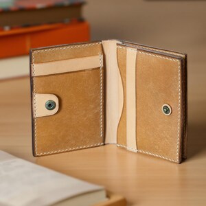 Handgemaakte leren kaarthouder - perfect gepersonaliseerd cadeau voor hem/haar! Minimalistische portemonnee met voorvak, 3115-IZMO/Pueblo Naturel-Veg cabac