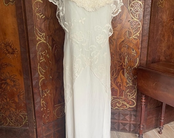 Vestido largo color marfil antiguo con tul bordado.