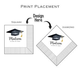 Peut inclure: Diagramme montrant les options de placement d'impression pour les articles sur le th&egrave;me de la remise des dipl&ocirc;mes. Le motif pr&eacute;sente un chapeau de graduation avec le nom "Madison" et "Class of 2025". Le motif peut &ecirc;tre plac&eacute; sur des articles de forme carr&eacute;e ou en losange.