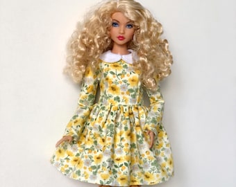 Vestido floral con curvas para muñeca: ropa en miniatura a escala 1/6