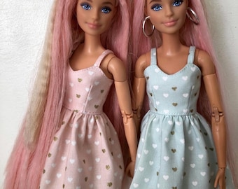 Pastelkleurige poppenjurk met gouden hartjes, geschikt voor modepoppen van 11,5-12 inch.