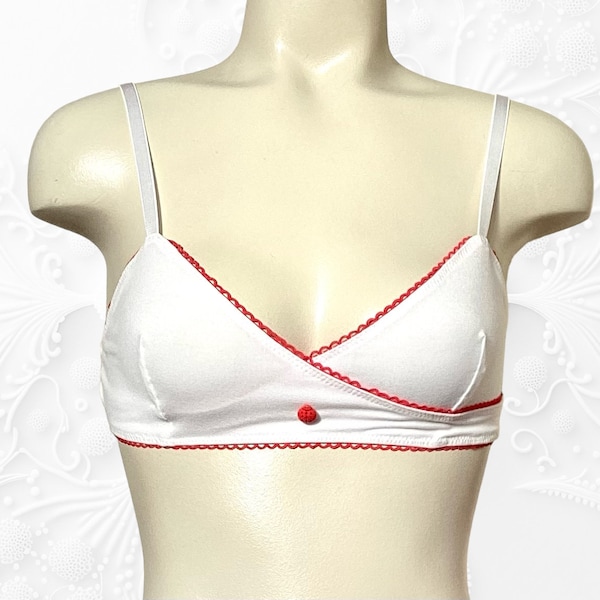 bralette en bambou de style portefeuille blanc avec élastique en boucle rouge et bouton coccinelle - Bralette Ladybug dans la Neige.