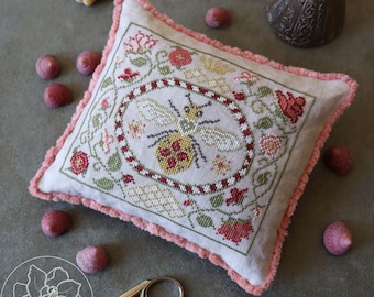 Cross Stitch Pattern, Tudor Bee, Bee, Roses, Honeycomb, Tudor Inspired, Ornament, Pillow Tuck, The Blue Flower, PATTERN ONLY