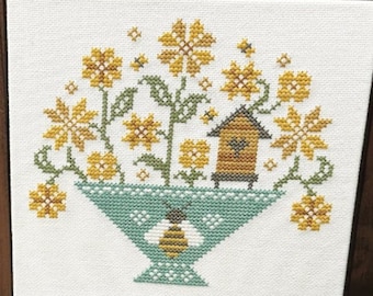 Counted Cross Stitch Pattern, Honey Bee Basket, Summer Decor, Bees, Pillow Ornament, Primrose Cottage Stitches, PATTERN ONLY
