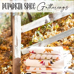 Peut inclure: Une pile de courtepointes colorées avec des motifs de feuilles d'automne. Les courtepointes sont pliées et empilées sur une marche en pierre, avec des feuilles d'automne éparpillées autour. Le texte "Pumpkin Spice Gatherings" est visible.