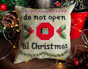 Counted Cross Stitch Pattern, Do Not Open, Christmas Decor, Pillow, Ornament, Holly Berries, Leaves, Gift, Puntinipuntini, PATTERN ONLY