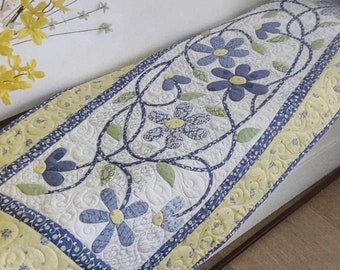 Quilt Pattern, Tangled Daisies, Table Runner, Summer Decor, Spring Decor, Accent Appliqued, Daisies, Vines, Jillily Studio, PATTERN ONLY