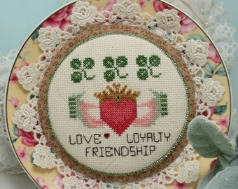 Counted Cross Stitch Pattern, Claddagh, Shamrock, St Patricks Day, Carolyn Robbins, KiraLyns Needlearts. PATTERN ONLY