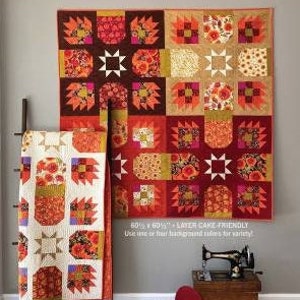 Peut inclure: Un modèle de courtepointe avec un motif de patte d'ours dans des tons d'orange, rouge, marron et blanc. La courtepointe est composée de 16 carrés et mesure 152,4 x 152,4 cm. Le texte "Layer Cake Friendly" est inclus dans l'image.