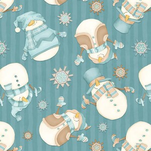 Puede incluir: Un patr&oacute;n sin costuras que presenta varios mu&ntilde;ecos de nieve en diferentes poses sobre un fondo a rayas azul y blanco. Los mu&ntilde;ecos de nieve llevan bufandas y sombreros, y algunos sostienen palos. Tambi&eacute;n hay copos de nieve dispersos por todo el patr&oacute;n.