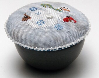 Counted Cross Stitch Pattern, Pocket Round Snowman, Snowflakes, Winter Decor, Primitive Decor, Heartware, Heart in Hand, PATTERN ONLY