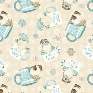 Puede incluir: Un patr&oacute;n sin costuras con tazas azules y blancas con gnomos que las sostienen. Las tazas tienen texto de tem&aacute;tica invernal, como "Hello Winter", "Warm & Cozy" y "Hot Cocoa". El fondo es beige claro con copos de nieve.