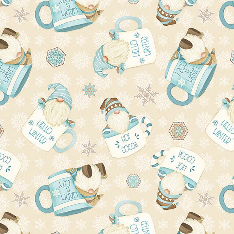 Puede incluir: Un patr&oacute;n sin costuras con tazas azules y blancas con gnomos que las sostienen. Las tazas tienen texto de tem&aacute;tica invernal, como "Hello Winter", "Warm & Cozy" y "Hot Cocoa". El fondo es beige claro con copos de nieve.