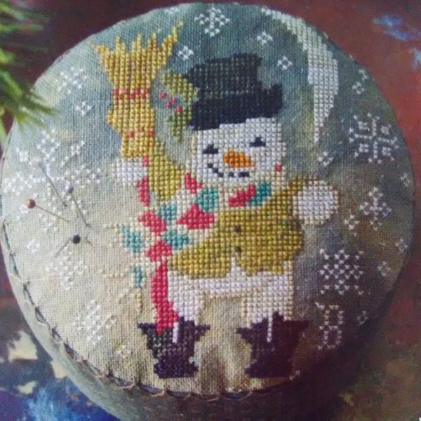 Modèle de point de croix compté, Frosty’s Night Out, Bonhomme de neige, Chapeau haut de forme, Coussin à épingles, Coussin à épingles, Papier mâché, Dessins Blackbird, MOTIF SEULEMENT