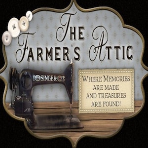 Pu&ograve; includere: Un cartello in stile vintage con una macchina da cucire e il testo "The Farmer's Attic" e "Where memories are made and treasures are found!"