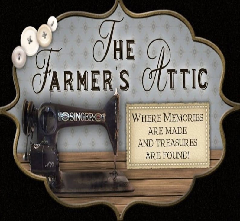 Pu&ograve; includere: Un cartello in stile vintage con una macchina da cucire e il testo "The Farmer's Attic" e "Where memories are made and treasures are found!"
