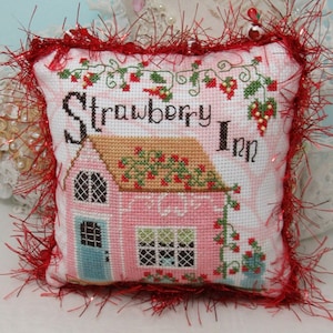 Patrón de punto de cruz contado, Strawberry Inn, casa de campo, decoración de verano, Carolyn Robbins, KiraLyns Needlearts. SOLO PATRÓN