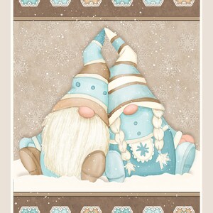 Puede incluir: Dos gnomos con sombreros azules y marrones y barbas blancas est&aacute;n sentados en la nieve. Los gnomos llevan atuendos azules y blancos con copos de nieve. El fondo es un patr&oacute;n a rayas marr&oacute;n y azul con copos de nieve.