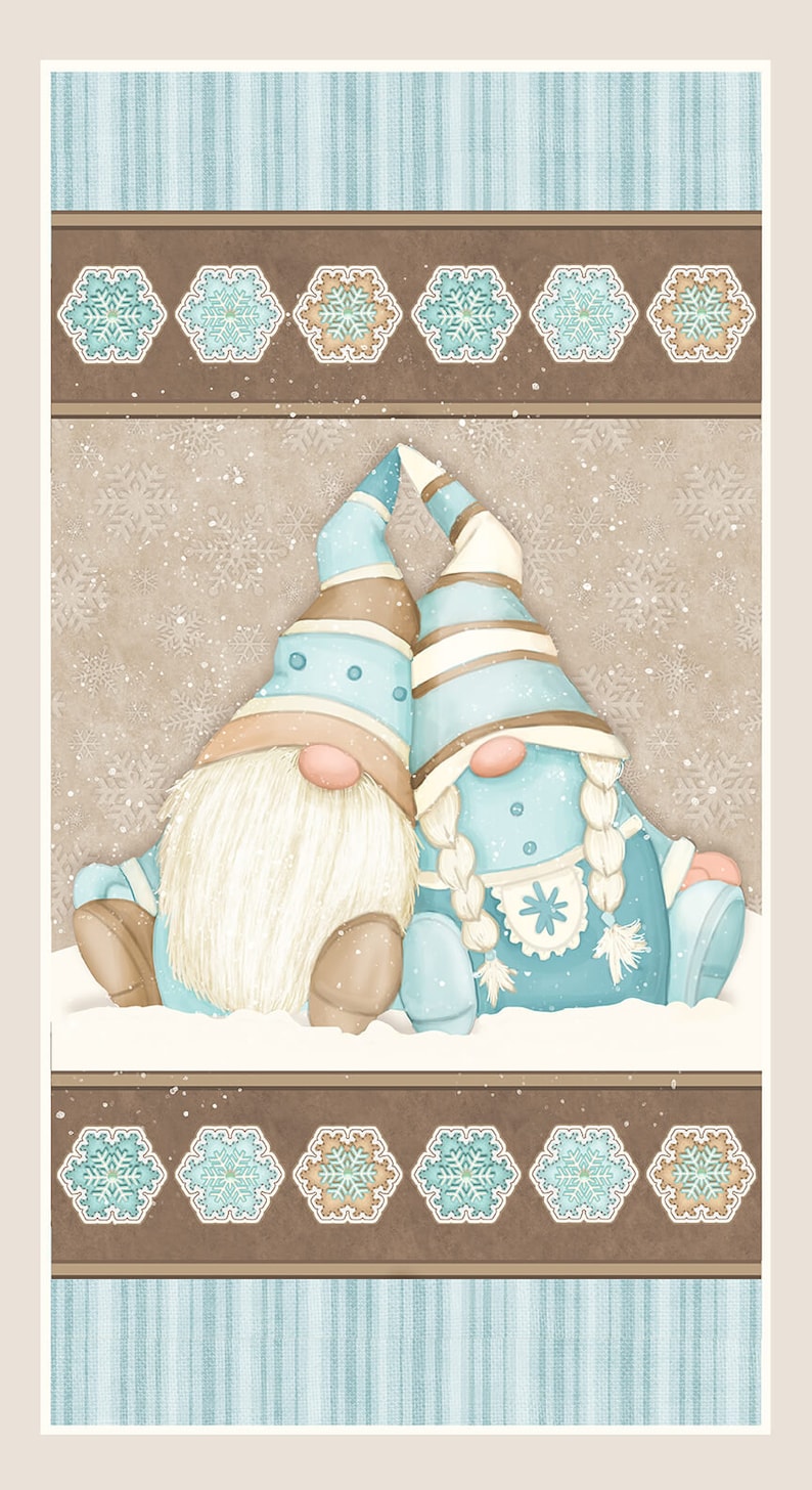 Puede incluir: Dos gnomos con sombreros azules y marrones y barbas blancas est&aacute;n sentados en la nieve. Los gnomos llevan atuendos azules y blancos con copos de nieve. El fondo es un patr&oacute;n a rayas marr&oacute;n y azul con copos de nieve.