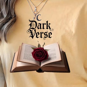 Dark Academia Poetry png | Mystisches Gothic Poetry Shirt | Dunkle Rose auf aufgeschlagenem altem Buch | Mystische Gothic Dunkle Seiten | Schwarze Poesie Shirt