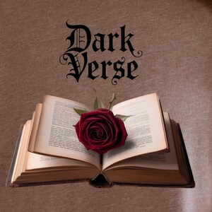 Dark Academia Poetry png | Mystisches Gothic Poetry Shirt | Dunkle Rose auf aufgeschlagenem altem Buch | Mystische Gothic Dunkle Seiten | Schwarze Poesie Shirt
