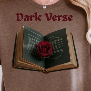 Dark Academia Poetry png | Mystisches Gothic Poetry Shirt | Dunkle Rose auf aufgeschlagenem altem Buch | Mystische Gothic Dunkle Seiten | Schwarze Poesie Shirt
