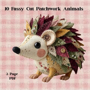 Könnte beinhalten: Ein handgefertigter Patchwork-Igel mit beigem Körper, verziert mit farbigen Stoffstacheln in Burgunder-, Grün- und Gelbtönen. Der Igel hat eine schwarze Nase, große schwarze Augen und eine rosa Wange. Der Text "10 Fussy Cut Patchwork Animals" und "3 Page PDF" ist enthalten.