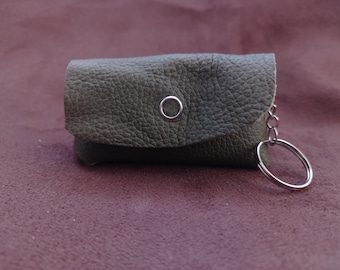 Soporte para bolsas de excrementos de perro de cuero hecho a mano / Accesorio minimalista para correa, estuche de cuero natural con cierre a presión