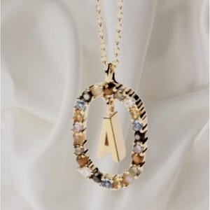 Collar con inicial de diamantes de imitación de colores y colgante de letra personalizado chapado en oro de 18 quilates.