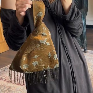 Broderad handväska i gyllene magnolia | Orientalisk aftonväska med pärlfransar