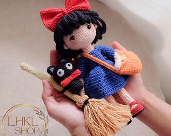 Hexe und Katze häkeln Puppenset, Anime-inspirierte Puppe, süßes Plüschtier, Hexe fliegende Amigurumi-Puppe, Hexe häkeln-Puppe, niedliche Katze häkeln