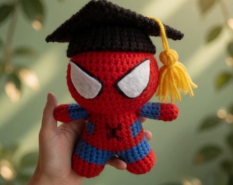 Gehäkelte Spider-Man Abschlusspuppe, handgemachter Superheld Amigurumi Plüsch, süßes graduierten Geschenk, Spider-Man inspirierte Puppe