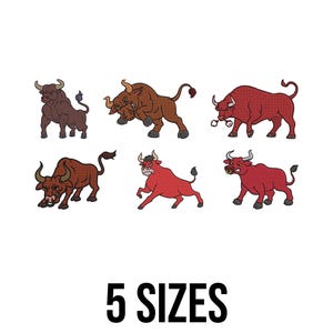 Puede incluir: Seis diseños de toros bordados en tonos marrones y rojos se muestran sobre un fondo blanco. El texto "5 TAMAÑOS" está impreso en negrita negra en la parte inferior de la imagen. Los toros están en varias poses.