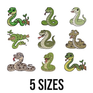 Può includere: Nove illustrazioni di serpenti dei cartoni animati in varie tonalità di verde, marrone e grigio, ognuna con una posa ed espressione uniche. Alcuni serpenti sono arrotolati, altri su rami. Il testo "5 SIZES" è in basso.