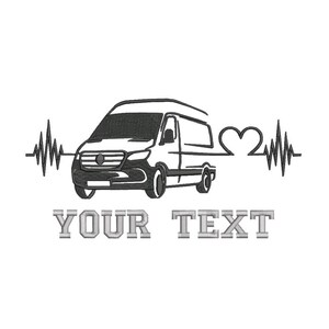 Può includere: Disegno a tratto nero e bianco di un furgone con una linea del battito cardiaco e un simbolo a forma di cuore. Il testo "YOUR TEXT" è sotto il furgone. Il furgone ha una griglia anteriore, fari e ruote.