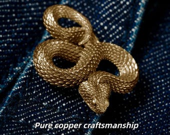 真鍮製の蛇のブローチ、レトロなガラガラヘビのエンブレム、帽子のアクセサリー