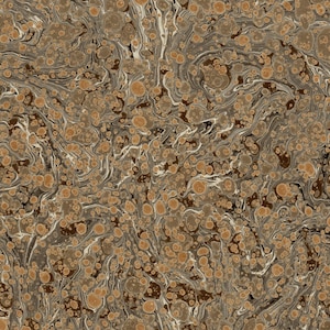 Puede incluir: Una tela marmoleada marrón y beige con un patrón de remolino y pequeñas manchas redondas de color marrón claro.