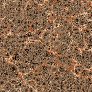 Könnte beinhalten: Nahaufnahme eines marmorierten Papierbogens mit einem komplexen Muster. Das Design zeigt eine Mischung aus Braun-, Schwarz- und Off-White-Farben mit rötlich-orangen Adern. Die Textur ist unregelmäßig, mit einem blasenartigen Aussehen.