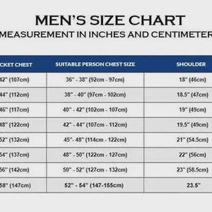 Puede incluir: Una tabla de tallas para hombre con medidas en pulgadas y cent&iacute;metros. Detalla el contorno de pecho de la chaqueta, el contorno de pecho adecuado, hombros y mangas, desde XSmall hasta XXXXLarge. Encabezado en azul oscuro.