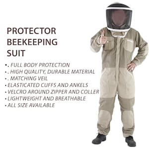 Puede incluir: Traje de apicultura en beige y beige claro con velo a juego. El traje cuenta con puños y tobillos elásticos, cierre de velcro y está fabricado con un material ligero y transpirable. El texto de la imagen dice "PROTECTOR BEEKEEPING SUIT".