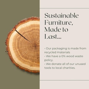 Op de afbeelding: Een dwarsdoorsnede van een boomstam met zichtbare groeiringen, tegen een gedempte groene achtergrond. Tekst: "Sustainable Furniture, Made to Last..." met informatie over gerecyclede materialen en donaties.