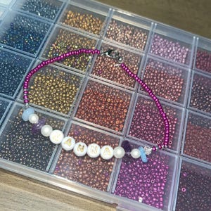 pulsera de letras hecha a mano