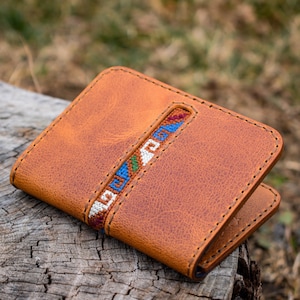 Portefeuille brodé - Portefeuille en cuir véritable fait main à deux volets avec broderie nationale géorgienne compacte Cadeau parfait pour homme et femme