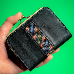 Portefeuille court pour femme vintage brodé à la main en cuir pleine fleur avec fermoir à cadenas Kiss Coin Cash Card Petit sac à main