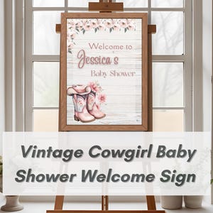 Puede incluir: Un letrero enmarcado en madera con el texto "Welcome to Jessica's Baby Shower" y una ilustración de acuarela de botas de vaquero rosas y flores. El letrero se muestra en un caballete. Debajo del letrero está el texto "Vintage Cowgirl Baby Shower Welcome Sign".